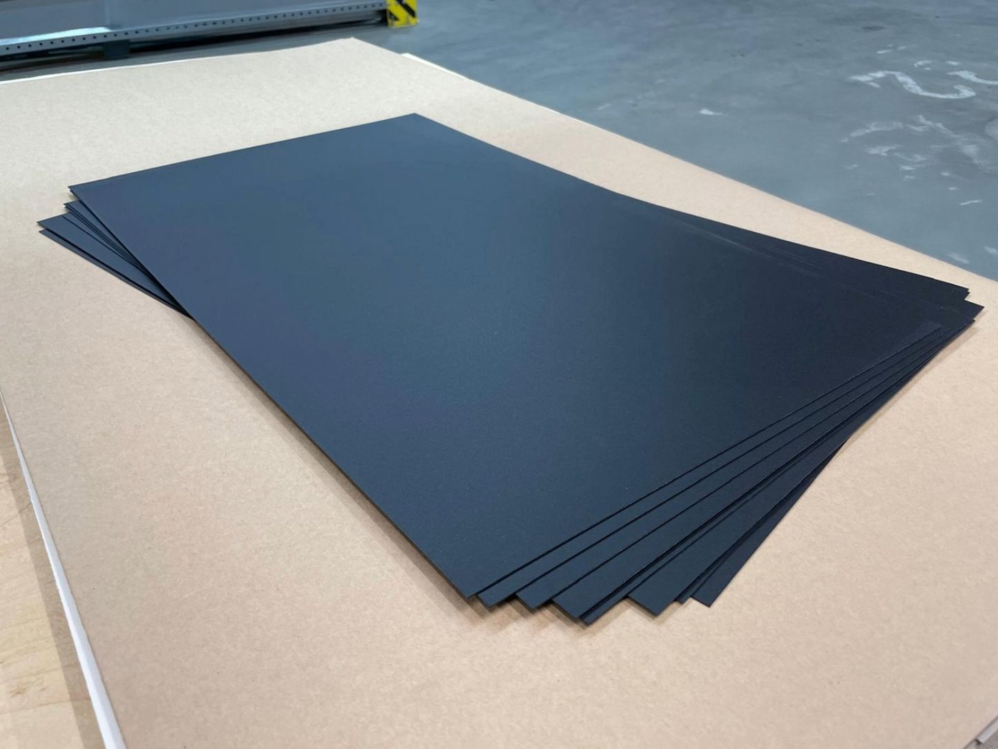 Pack PP noir 0,8 mm, 10 plaques de 61 x 37 cm