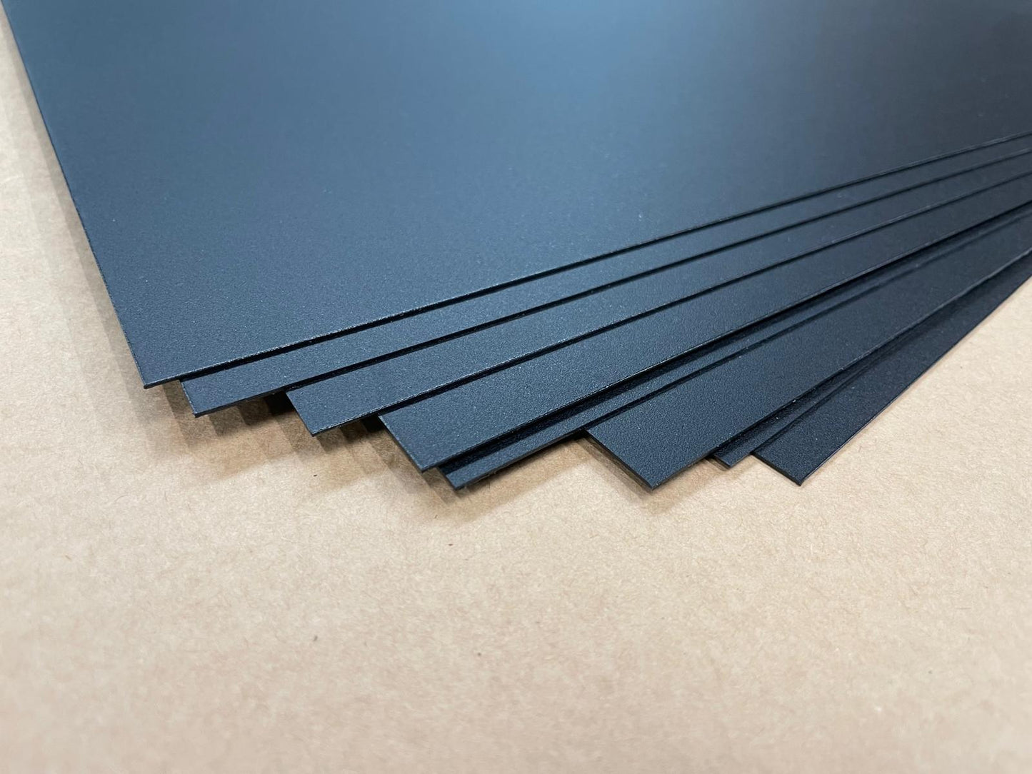 Pack PP noir 0,8 mm, 10 plaques de 61 x 37 cm